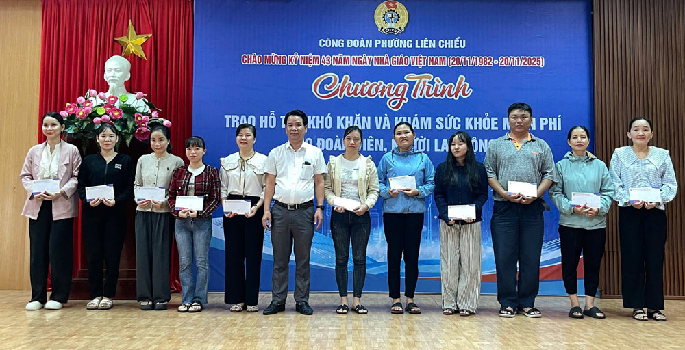 El Sindicato del barrio de Lien Chieu de Da Nang organiza la entrega de apoyo para las dificultades y examenes de salud gratuitos a miembros del sindicato y trabajadores. Foto: Tra Van