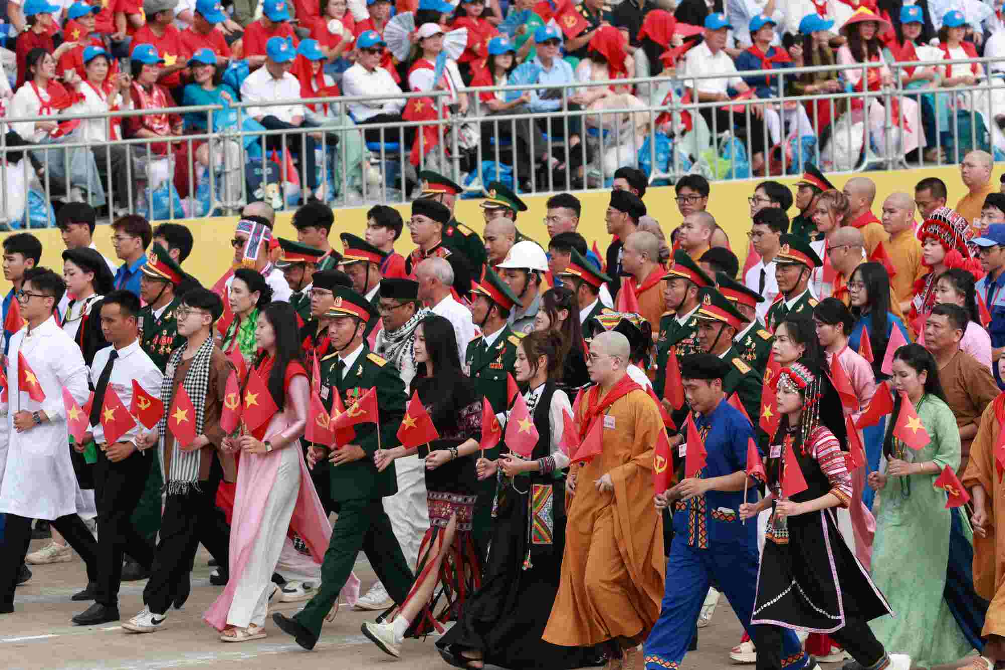 국경일 80주년(1945년 9월 2일 - 2025년 9월 2일) 기념 행진 중인 조국전선 대중 블록. 사진: 하이 응우옌