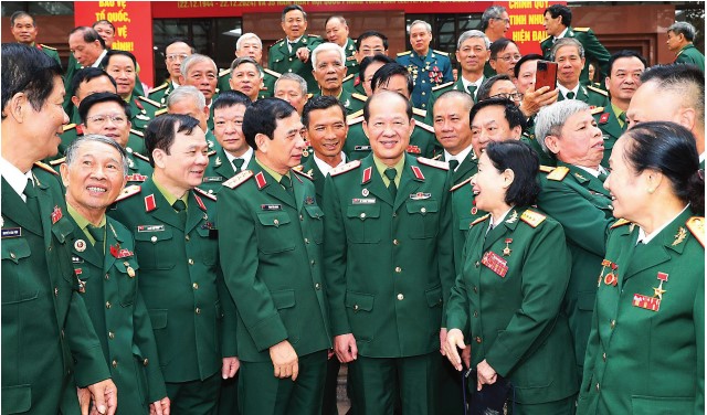 판 반 지앙 대장(전국 정치국 위원 국방부 장관 베트남 참전 용사 협회 중앙 상임위원회)이 베트남 인민군 창립 80주년(1944.12.22 - 2024.12.22) 및 전 국민 국방의 날 35주년(1989.12.22 - 2024) 기념식에 참석한 베트남 참전 용사 대표들과 교류하고 있습니다. 베트남 참전 용사 협회 제공 사진