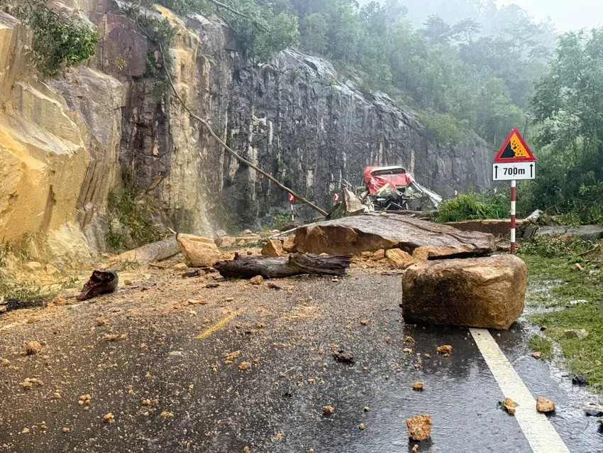 Un autobus de pasajeros resulto completamente dañado despues de ser enterrado en tierra y rocas en el paso de Khanh Le. Foto: Son Thai