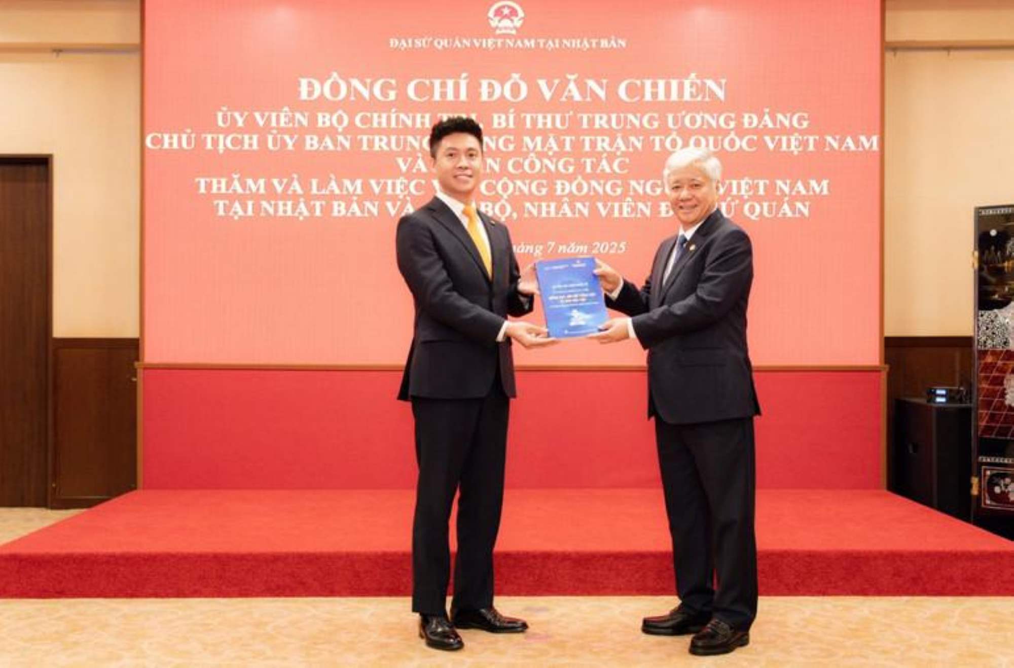 El vietnamita en el extranjero Nguyen Duy Anh durante la reunion con el Sr. Do Van Chien - Miembro del Buro Politico Secretario Central del Partido Presidente del Comite Central del Frente de la Patria de Vietnam que visito Japon en julio de 2025 (el Sr. Do Van Chien ocupa el cargo de Vicepresidente de la Asamblea Nacional XV a partir del 10 de noviembre de 2025). Foto: Persona proporcionada