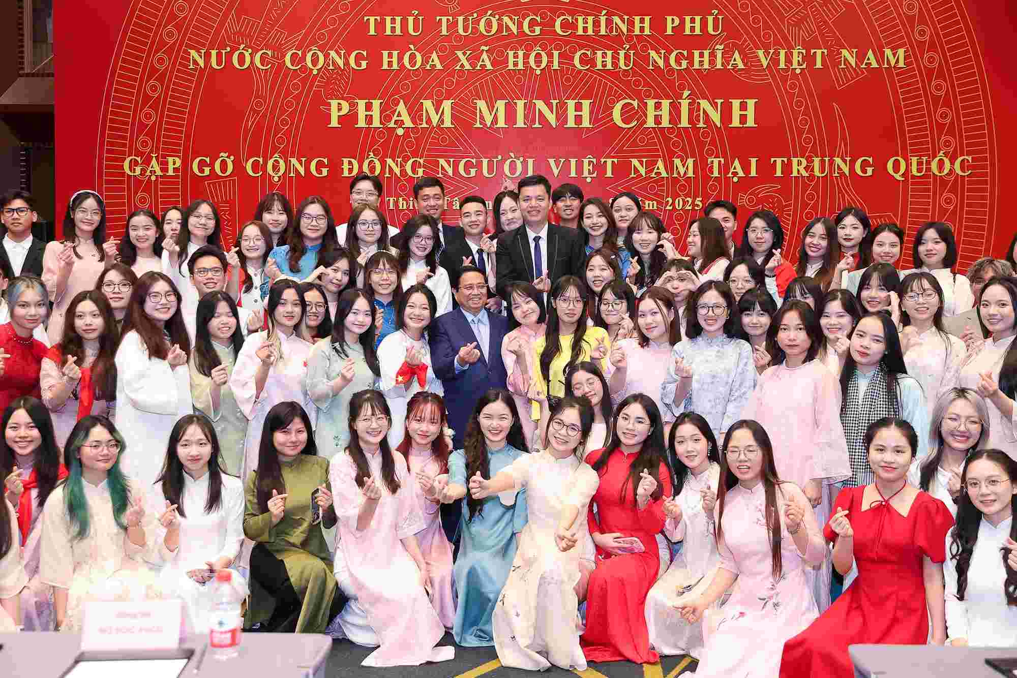 Uy vien Bo Chinh tri, Thu tuong Chinh phu Pham Minh Chinh gap go cong dong nguoi Viet Nam tai Trung Quoc sang 31.8.2025 tai Thien Tan, trong chuong trinh du Hoi nghi Thuong dinh To chuc Hop tac Thuong Hai (SCO) nam 2025 va lam viec tai Trung Quoc. Anh: VGP
