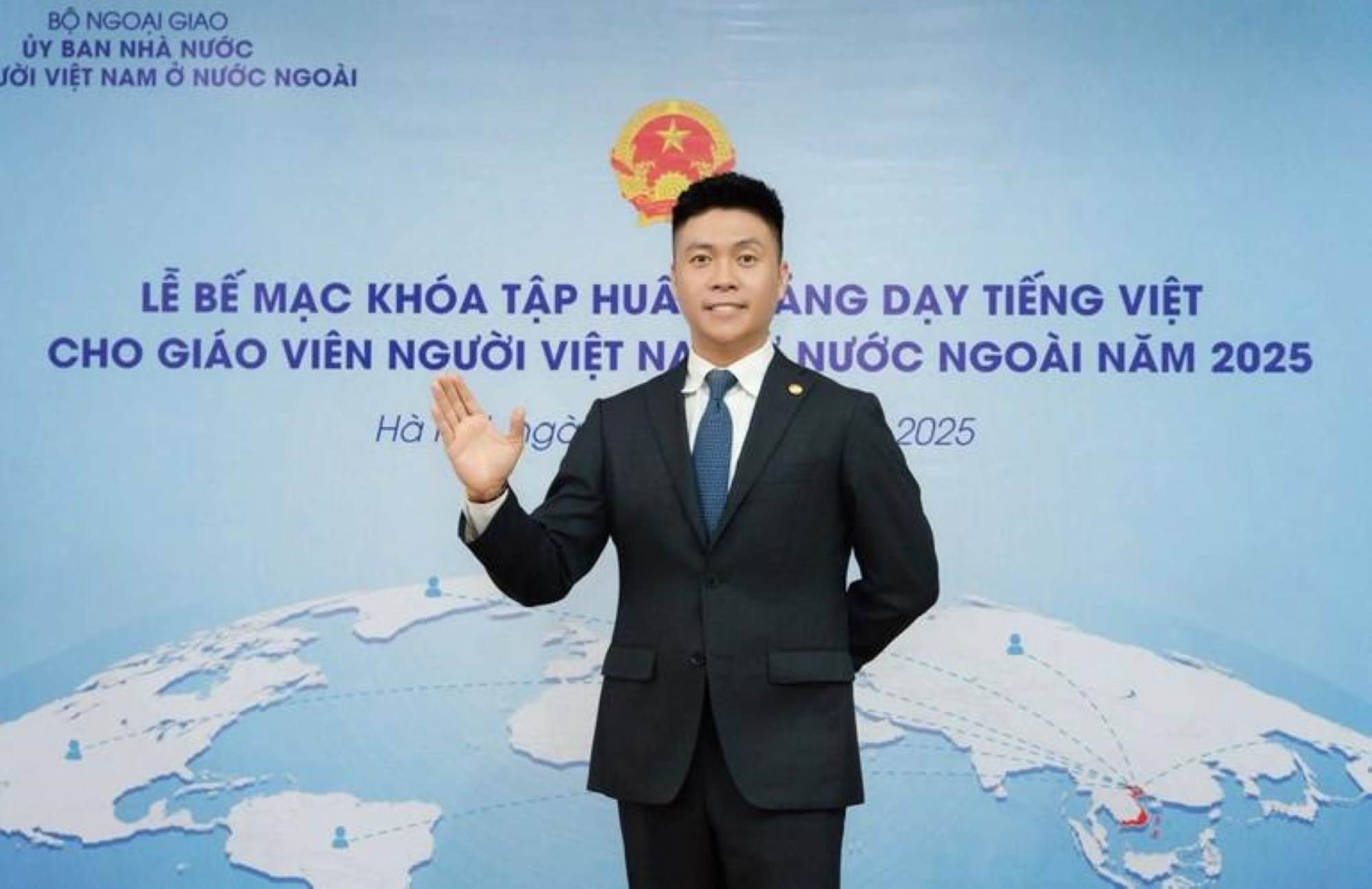 Kieu bao Nguyen Duy Anh - Uy vien Uy ban Trung uong Mat tran To quoc Viet Nam, Chu tich Hoi nguoi Viet Nam tai Fukuoka, Hieu truong Truong Nhat ngu GAG, Tong thu ky Mang luoi day tieng Viet toan cau. Anh: Nhan vat cung cap