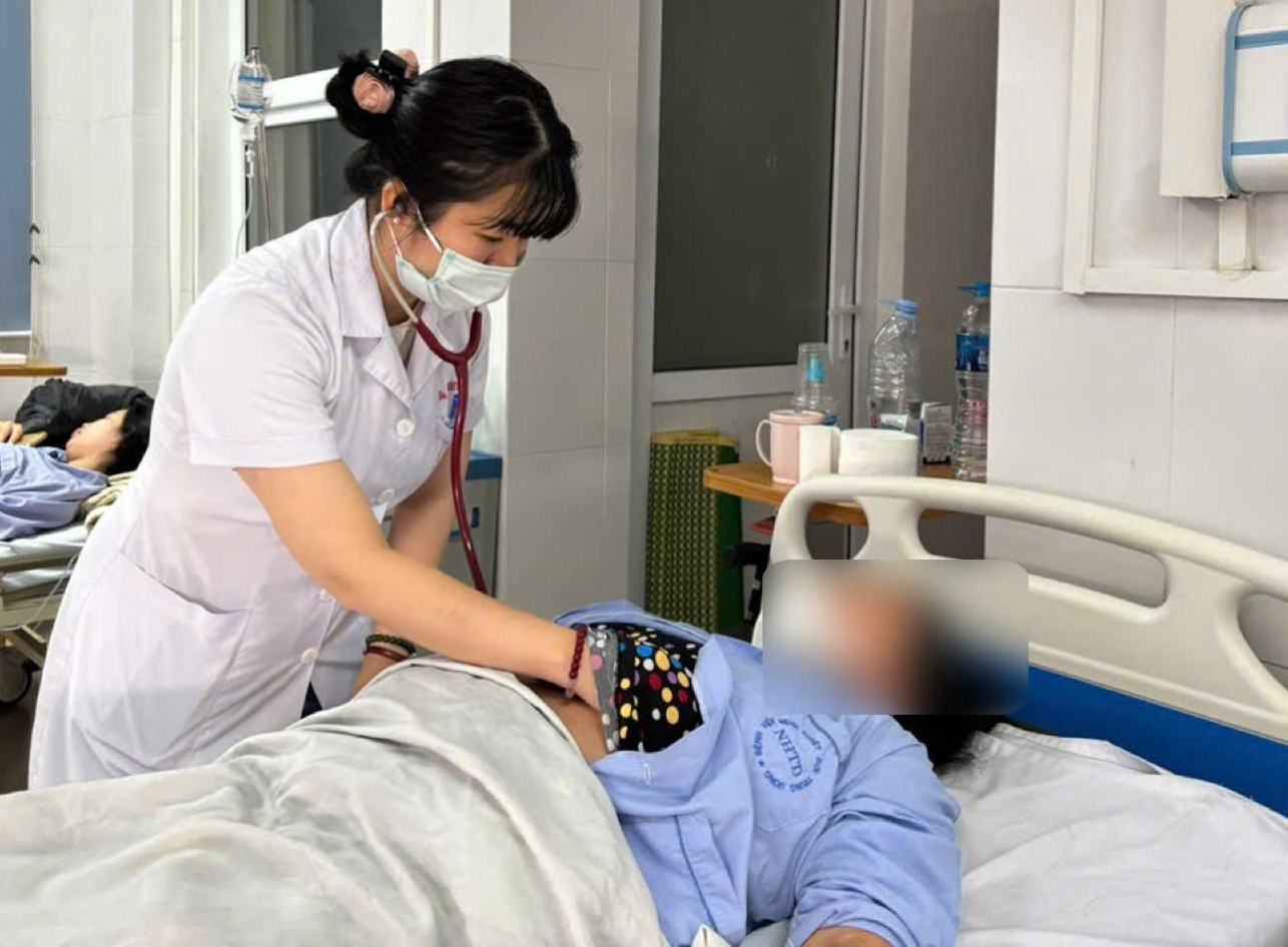 환자는 담배를 붙여서 피부가 가렵고 비늘이 벗겨집니다. 사진: Thanh Dang