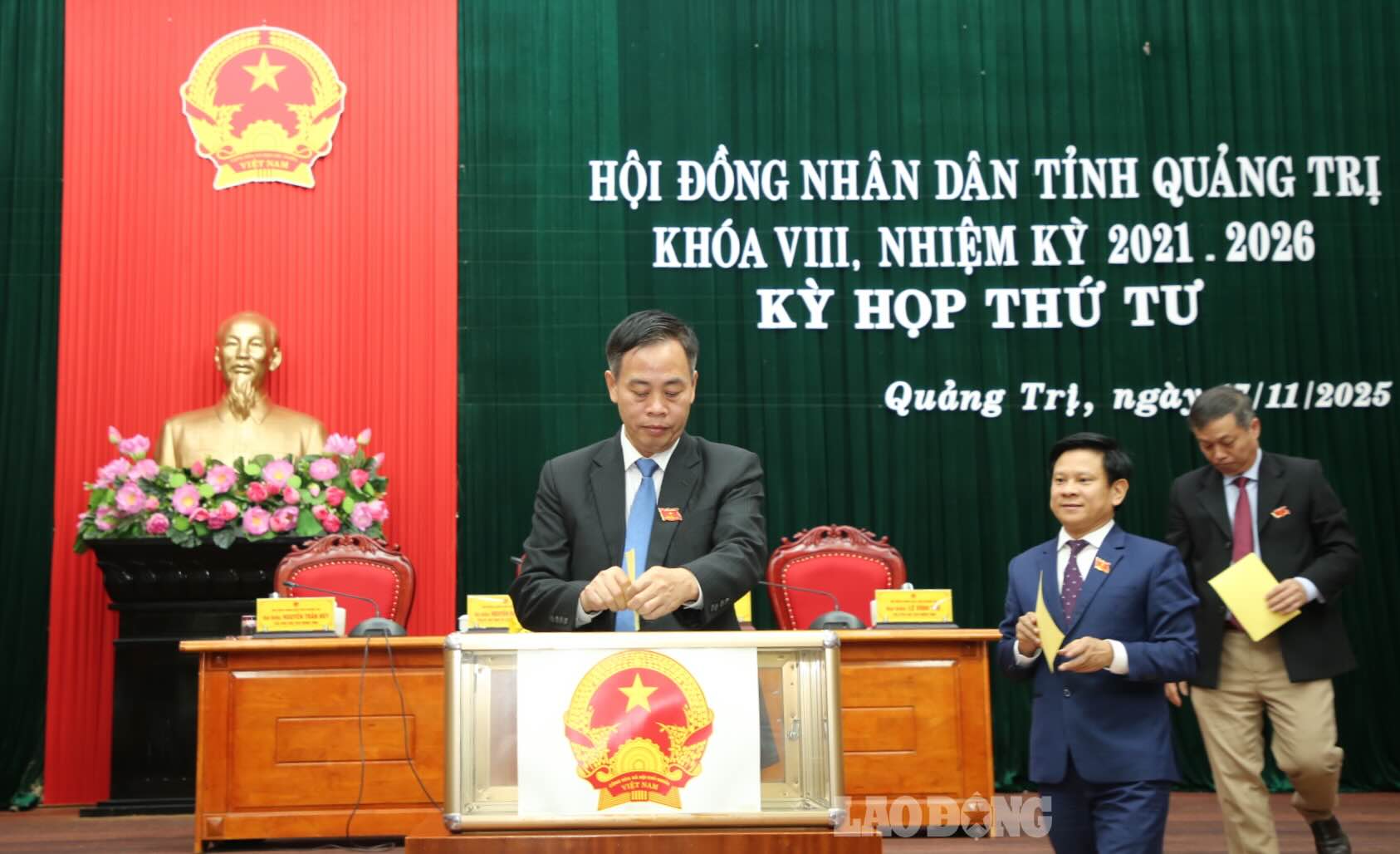 Cac dai bieu tham gia bo phieu bau Chu tich UBND tinh Quang Tri. Anh: Cong Sang