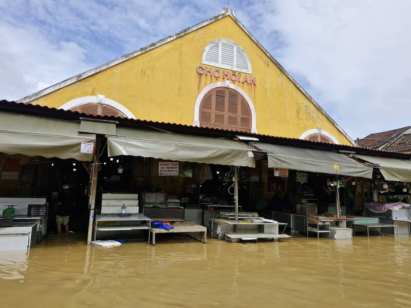 River water rose in Hoi An market area at noon on November 17. Photo: Thu Giang