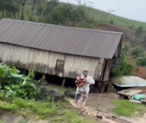 People carried their children away in time before the house was buried by rocks and soil. Photo: Provided by the people