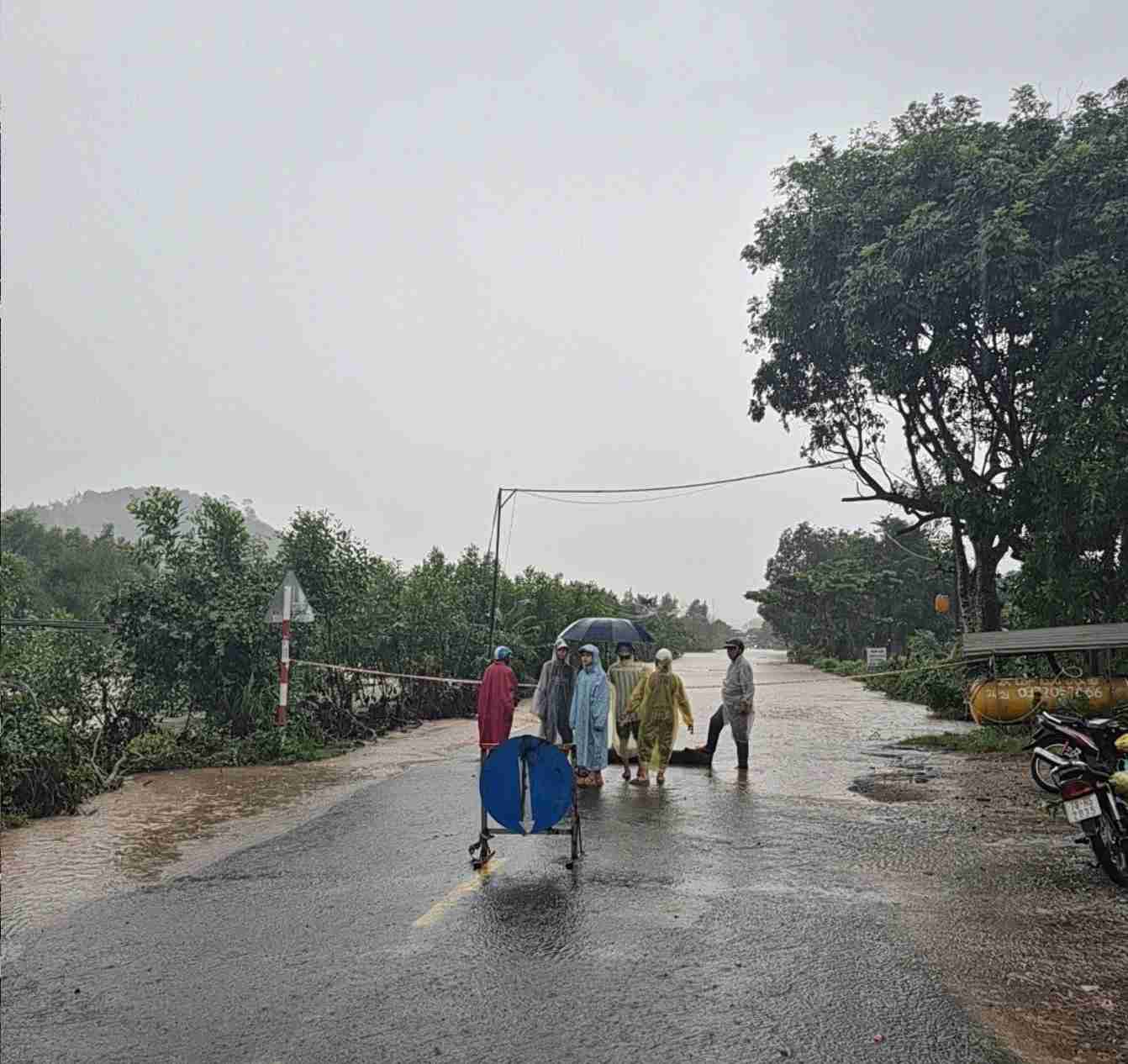 Mua lu khien mot so tuyen duong o dia phuong bi ngap, chia cat. Anh: Cong an cung cap