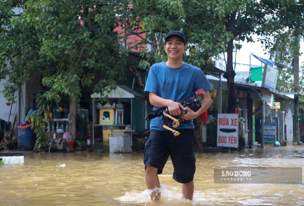 Nguoi dan mang ga di gui cho cao de phong bi lu cuon troi.