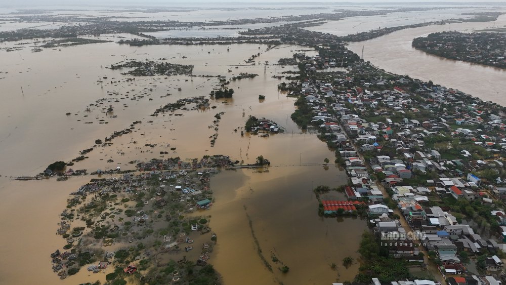 Ngay 17.11, dot lu lan thu tu chi trong thoi gian ngan tiep tuc tran vao nhieu khu dan cu o TP Hue. Nguoi dan chua kip on dinh sau ba dot lu truoc thi nay lai tat ta chay lu, ke cao tai san de tranh thiet hai.