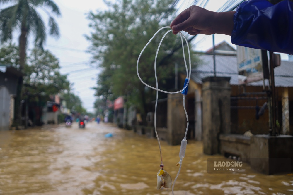 Lu lon cuon theo nhung loai rac nguy hiem ve khu dan cu.