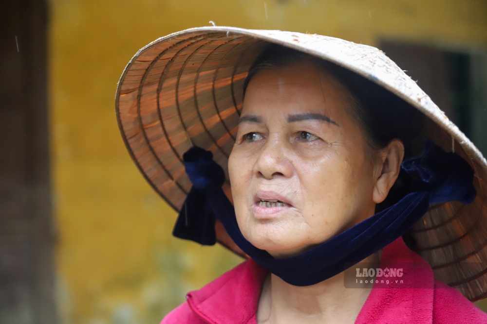 “Toi gia 70 tuoi roi, di loi quanh mua do cho con chau an keo so nuoc lon. O day thap, hay lut. Bua hom ho co cho gao va mi tom cung co roi, gio toi mua them do de du tru” - ba Thuc noi.