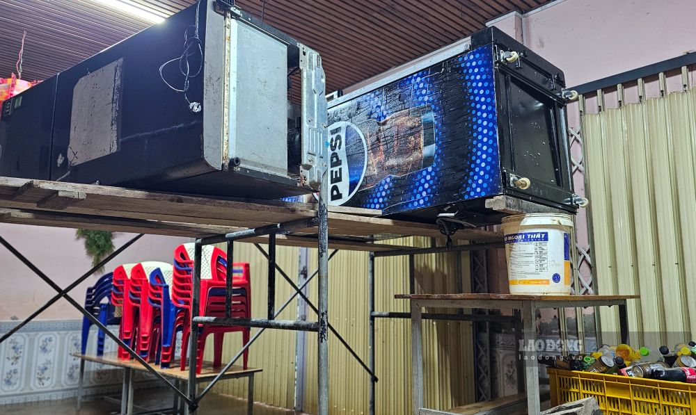 Tai san trong nha vua duoc ha xuong khong lau thi phai ke cao tro lai vi nuoc da tran vao nha.