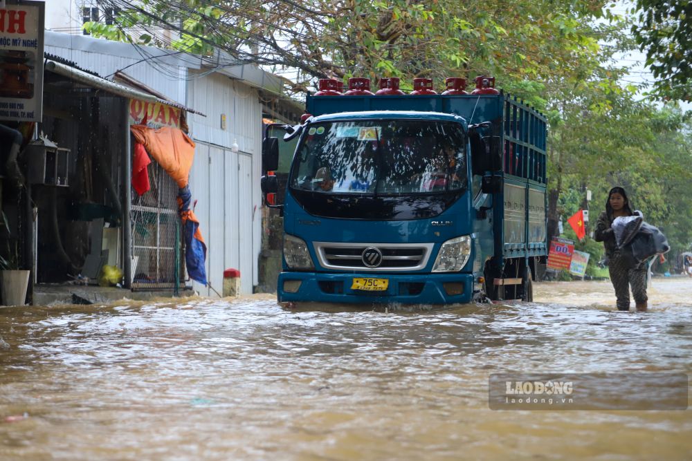 Tai cac tuyen duong, nuoc lu dang khoang 40-60cm, nhieu noi sau hon.
