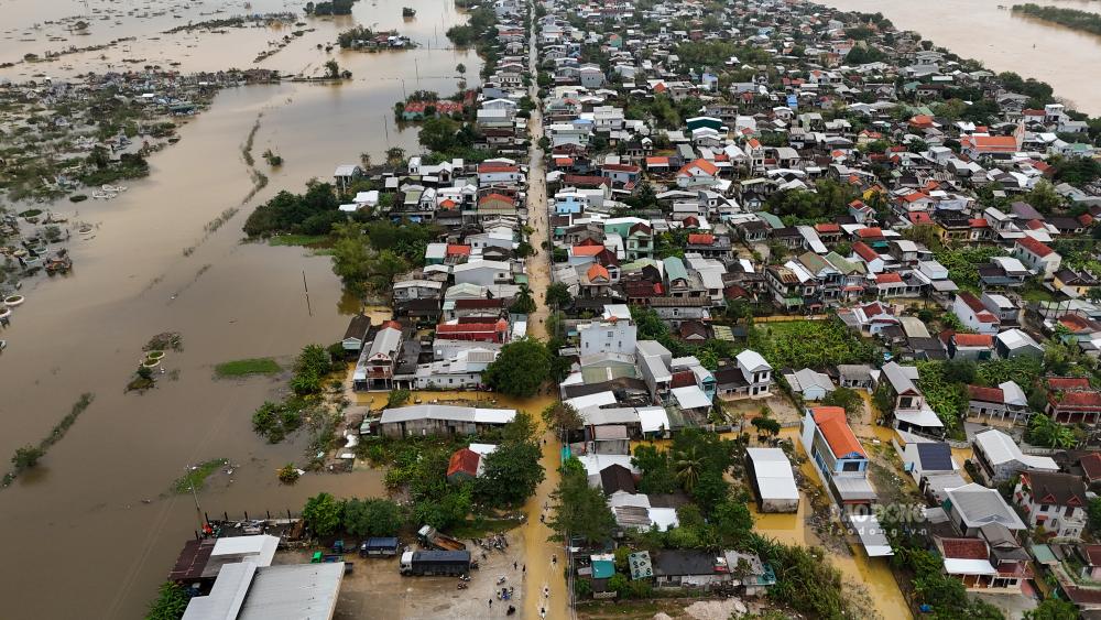 Mua o thuong nguon co xu huong giam nhung du bao se tang tro lai trong trua, chieu va dem nay, khien nguy co lu tiep tuc len cao. Dai Khi tuong Thuy van TP Hue du bao muc nuoc song Huong co kha nang tiem can bao dong 3 khi mua to den rat to tiep dien.