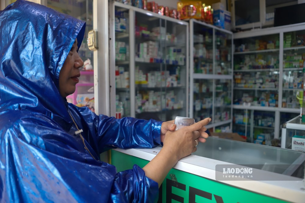 Lo so lu se dang cao va keo dai, chi Nguyen Thi Bich Chi - nguoi dan phuong Hoa Chau phai di mua thuoc de du tru, de phong om dau giua thien tai.