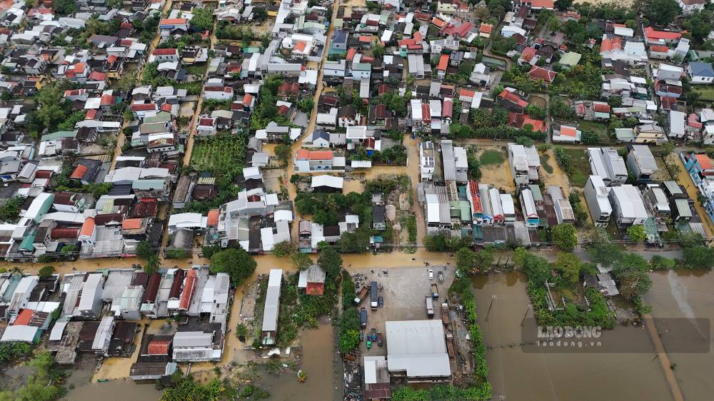 Tren hinh la khu dan cu cua phuong Hoa Chau thoi diem gan trua, nuoc lu da len loi tren cac tuyen duong, tran vao nha dan.
