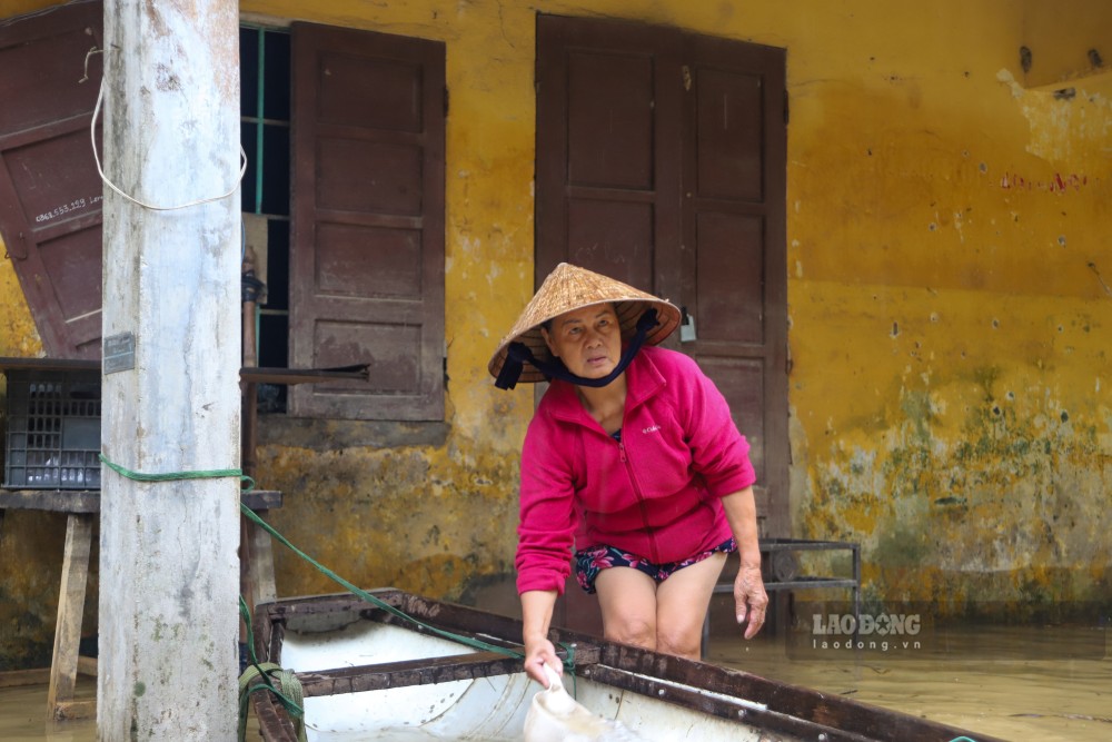 Trong khi do, ba Do Thi Thuc chuan bi ghe di mua nhu yeu pham de sinh hoat qua nhung ngay mua lu.