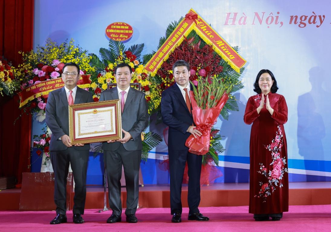 Ba Bui Thi Minh Hoai trao tang Huan chuong Lao dong hang Nhat toi Hoi lien hiep cac to chuc huu nghi Viet Nam. Lien hiep duoc trao tang Huan chuong Lao dong hang Nhat do co nhung dong gop dac biet xuat sac trong cong tac doi ngoai nhan dan, huy dong su ung ho doan ket va nguon luc quoc te, gop phan tich cuc vao phat trien kinh te - xa hoi cua dat nuoc. Anh: Hai Nguyen