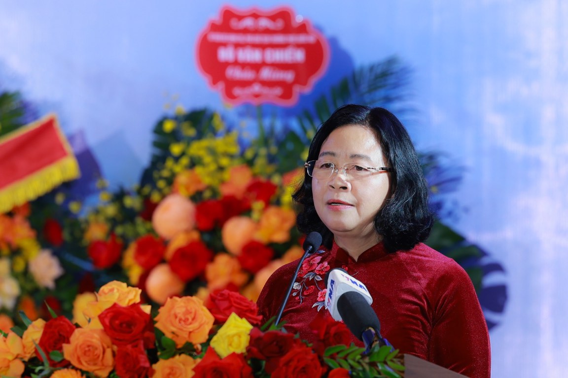 부이 티 민 호아이(Bui Thi Minh Hoai) 여사 - 당 중앙위원회 정치국 위원 당 중앙위원회 비서 조국전선 당위원회 비서 중앙 단체 간부 베트남 조국전선 중앙위원회 위원장이 행사에서 연설하고 있습니다. 사진: 하이 응우옌(Hai Nguyen)