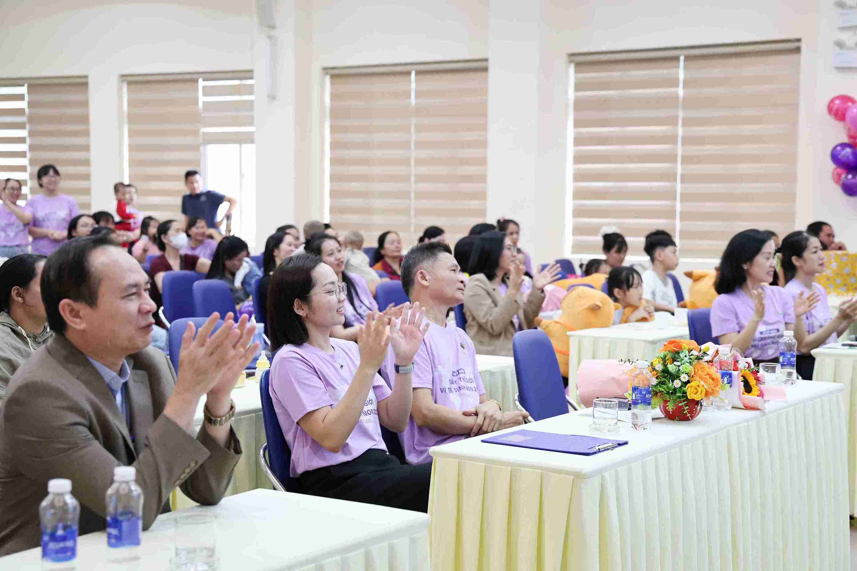 The event aims to honor those who have accompanied and supported preschool children in Dak Lak province. Photo: Bao Trung