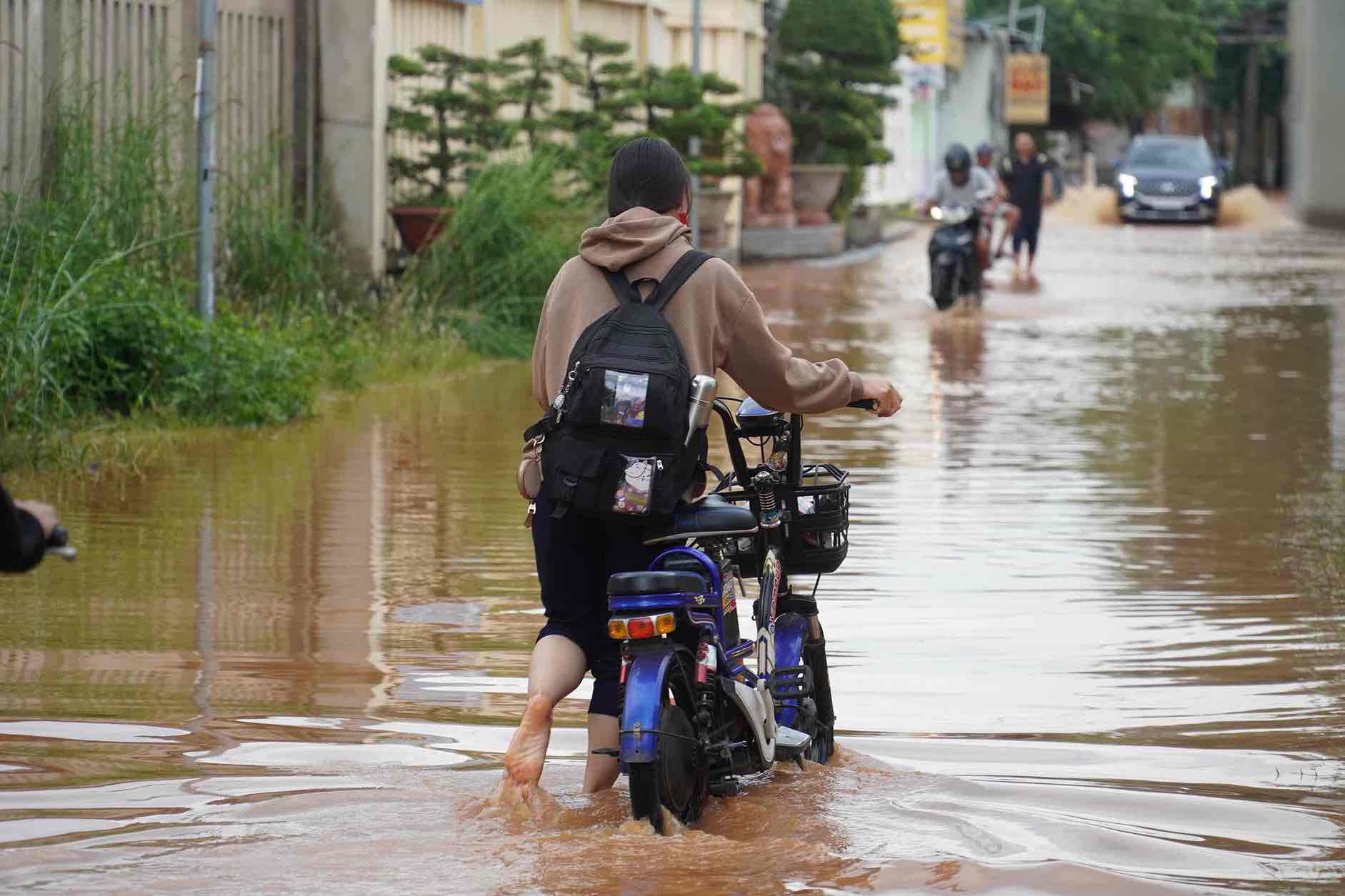 Ngap tai phuong Phuoc Tan anh huong viec di lai, hoc tap cua hoc sinh. Anh tu lieu: HAC