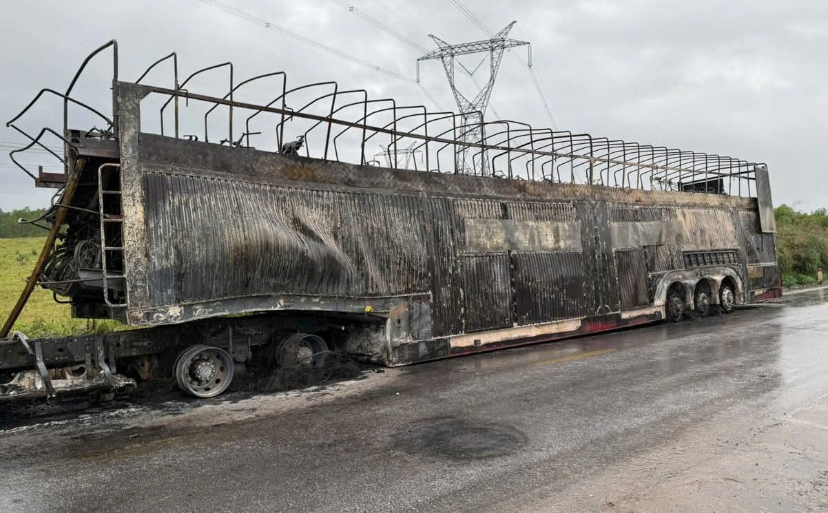 A tractor-trailer carrying more than 120 motorbikes caught fire in Quang Tri. Photo: Thanh Son