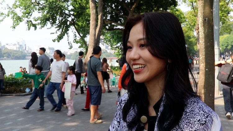 Chi Bui Thi Anh Tho (Ha Noi) bay to niem vui khi chuan bi qua cho nguoi yeu cua minh. Anh: My Linh