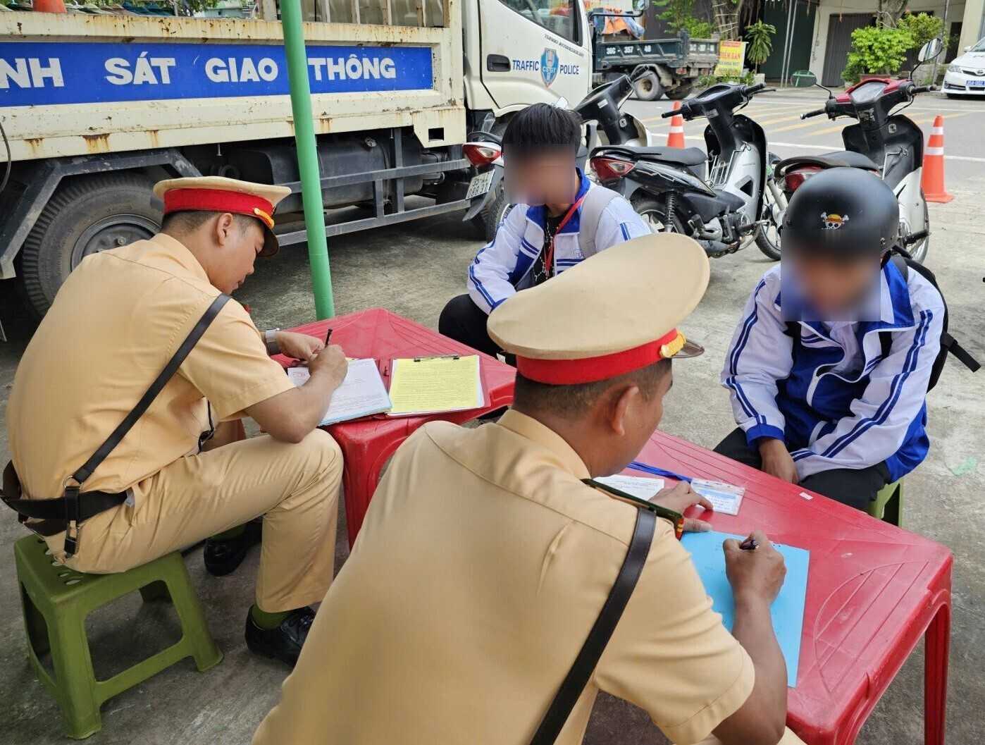 Luc luong CSGT Cong an tinh Ninh Binh lap bien ban xu ly cac truong hop vi pham