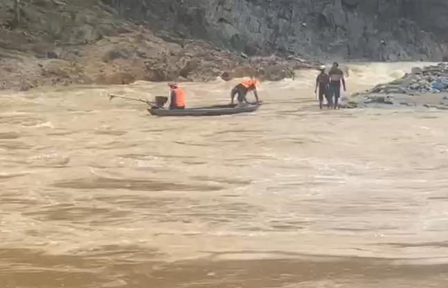 Luc luong chuc nang Da Nang huy dong bo doi, cong an va luc luong tai cho cuu 2 nguoi dan mac ket do lu. Anh: Truong Na