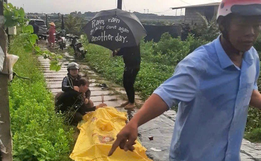 까마우에서 벼락에 맞아 사망한 두 피해자의 현장. 사진: 주민 제공