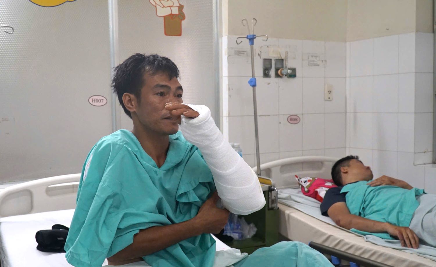 Phu xe Nguyen Long Cuong bi gay xuong tru trai ban than sau khi duoc dua ra khoi xe ve Benh vien dieu tri. Anh: Huu Long