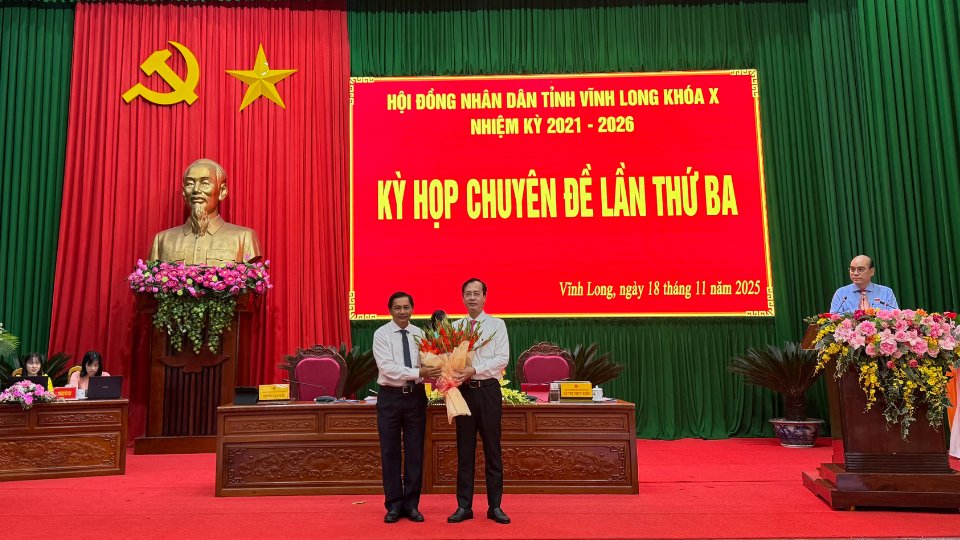 Bi thu Tinh uy Vinh Long Tran Van Lau tang hoa chuc mung tan Chu tich UBND tinh Vinh Long Tran Tri Quang. Anh: Hoang Loc