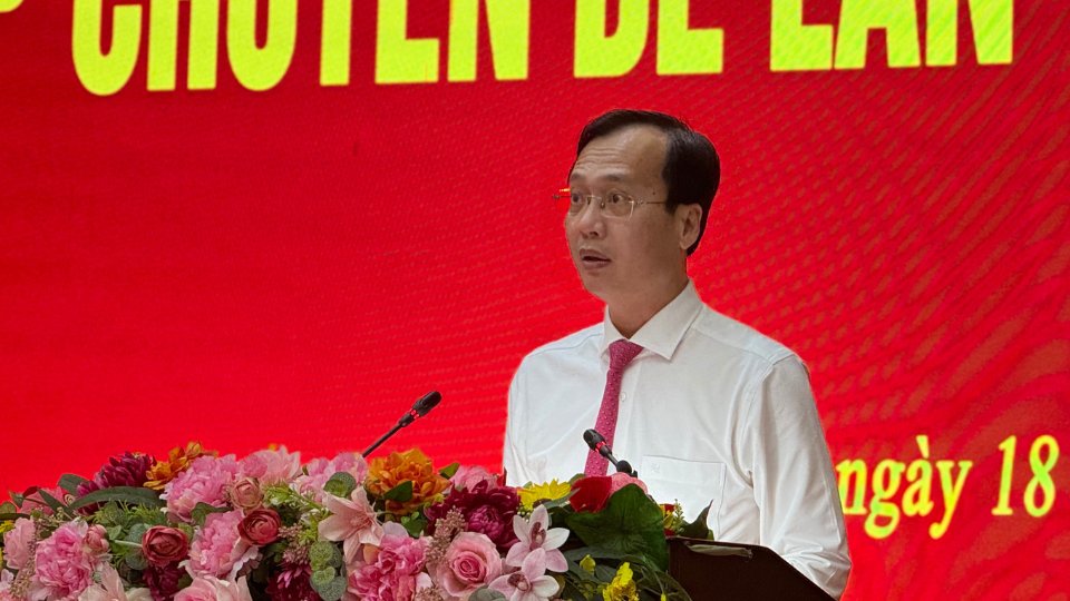 Chairman of Vinh Long Provincial People's Committee Tran Tri Quang delivered a speech accepting the assignment. Photo: Hoang Loc