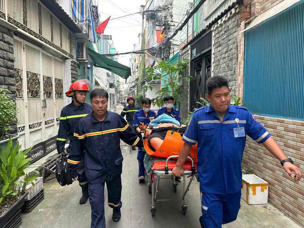 Un hombre de 150 kg con un derrame cerebral es sacado a salvo. Foto: PC07