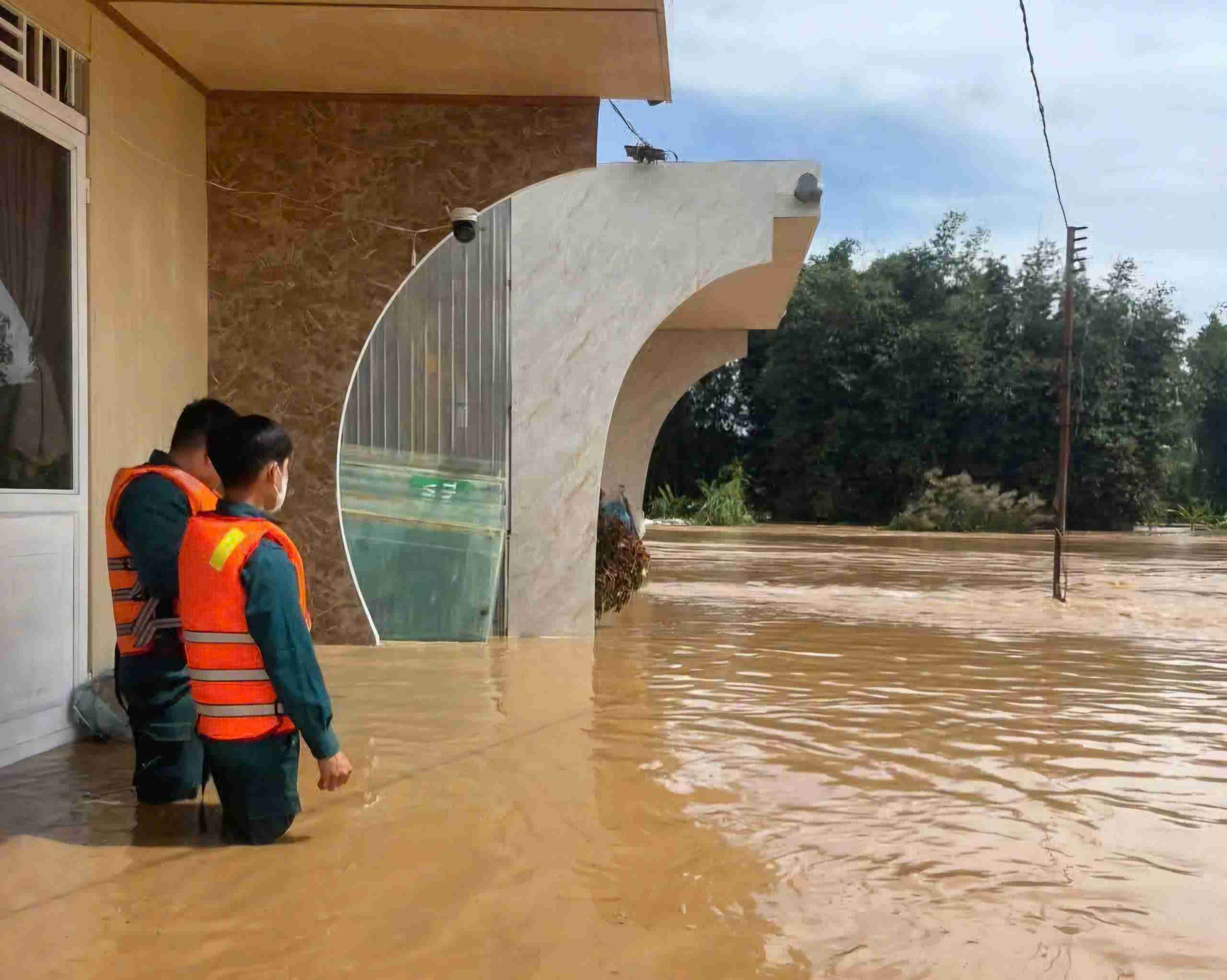 Nuoc lu len nhanh khien mot so nha dan tai xa Duc Trong bi ngap sau vao trua 17.11. Anh: Co quan chuc nang cung cap