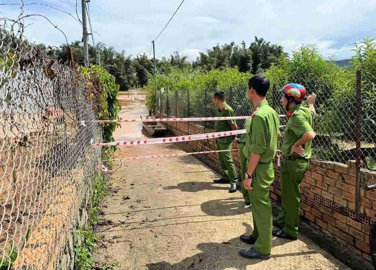 Duong Nguyen Thien Thuat (xa Duc Trong) dang bi phong toa di ngap sau. Anh: Co quan chuc nang cung cap