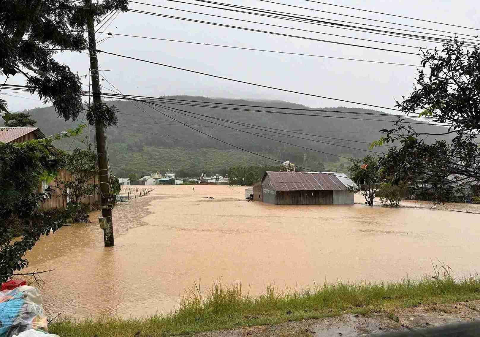 Mot khu vuc tai xa Hiep Thanh dang bi co lap do nuoc tu thuong nguon do ve nhanh. Anh: Co quan chuc nang cung cap