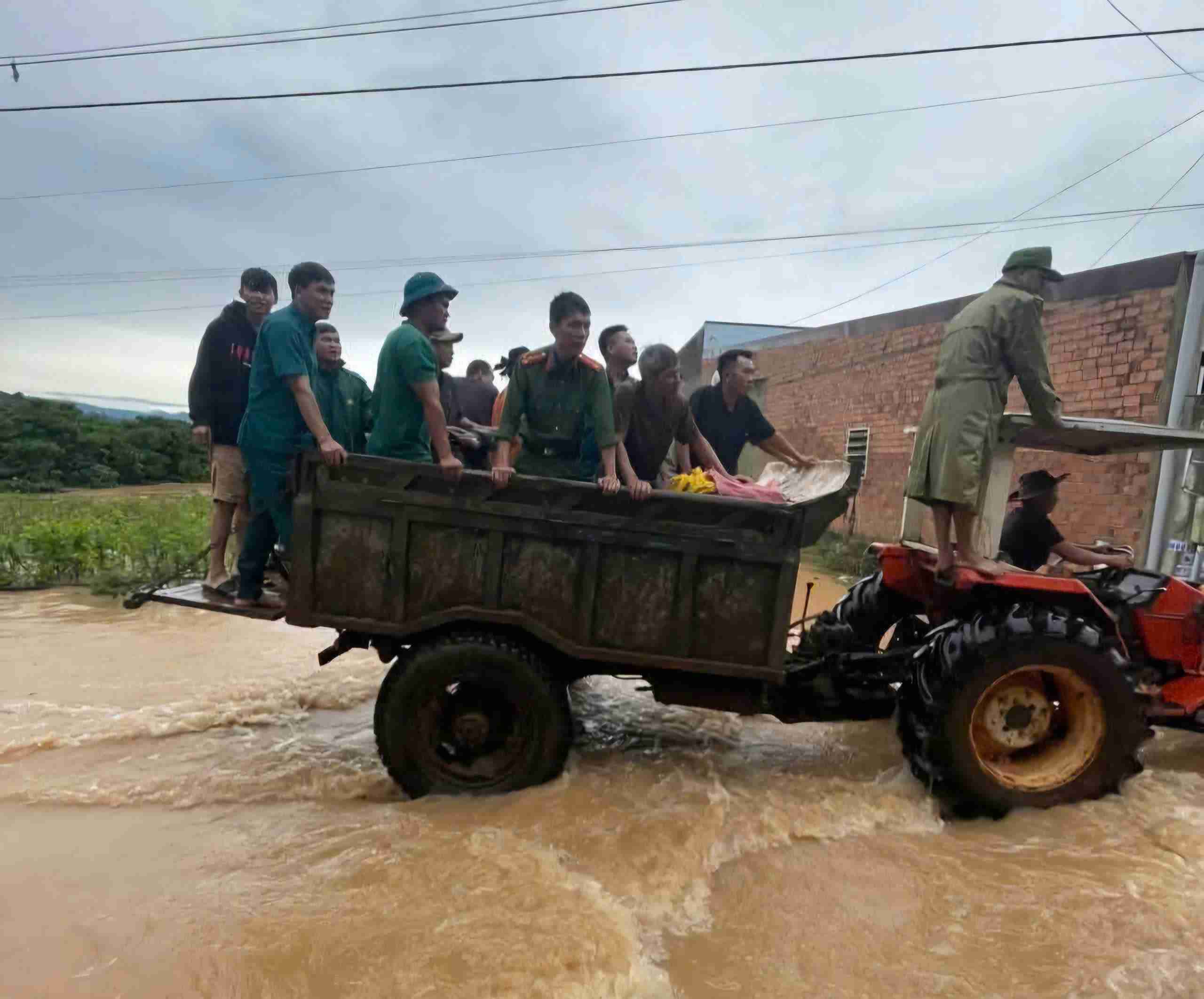 Xa Dinh Van Lam Ha di tan nguoi dan tai cac khu vuc co nguy co bi ngap den noi an toan. Anh: Co quan chuc nang cung cap