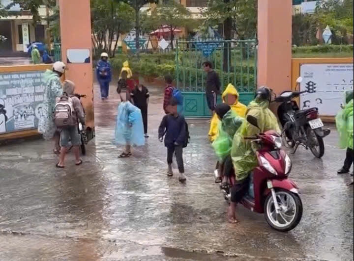 Parents go to school to take students home when the vice principal returns to school. Photo: Hoang Hai
