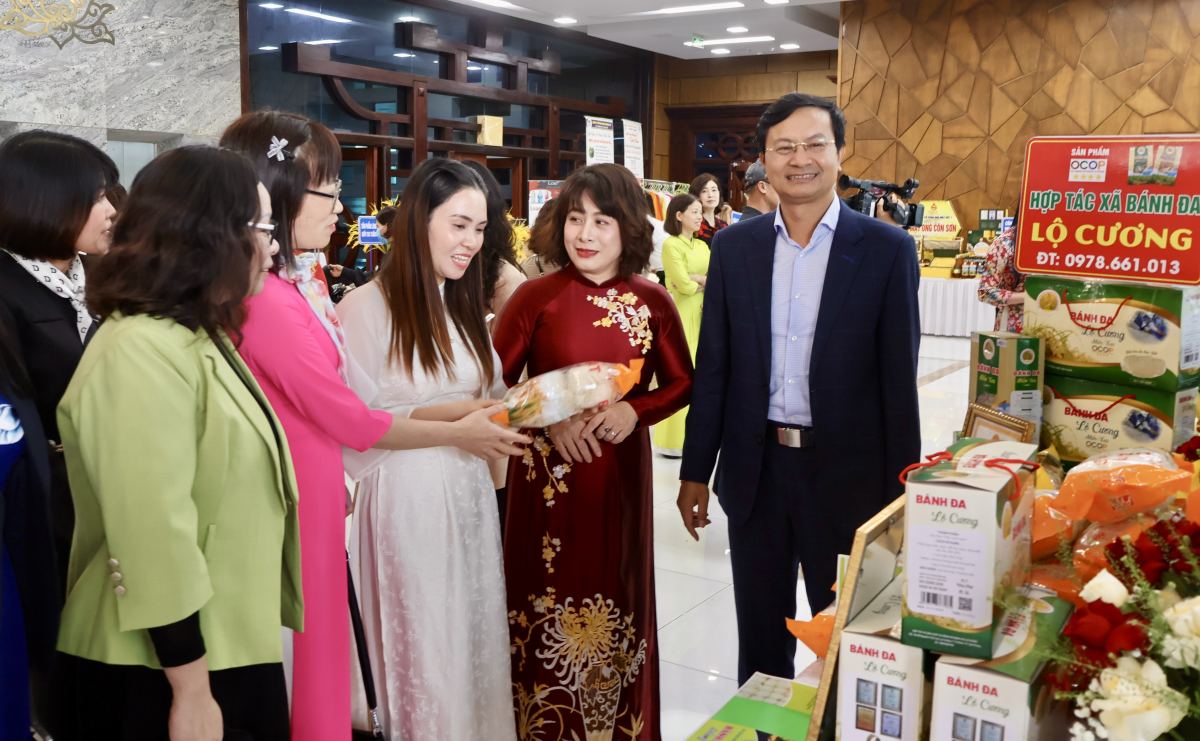 ハイフォン市の女性の起業家精神製品を紹介するブース。写真:Nguyen Hanh