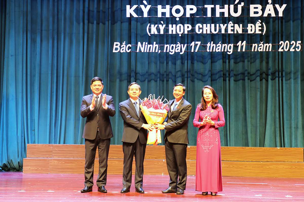 The Standing Committee of the Bac Ninh Provincial Party Committee presented flowers to congratulate the new Chairman of the Provincial People's Committee Pham Hoang Son. Photo: Huu Thang
