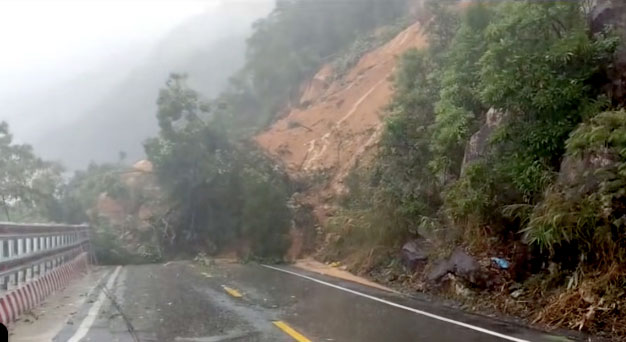 Heavy rain caused landslides in mountainous areas of Khanh Hoa province. Photo: Traffic Police Department