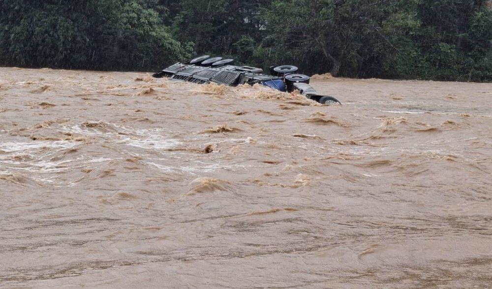The car was swept away by floodwaters while deliberately crossing the overflowing culvert. Photo: Provided by the people