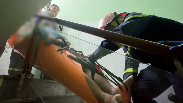 Rescate de un paciente con un derrame cerebral de 150 kg atrapado en el tercer piso de una casa en Ciudad Ho Chi Minh.