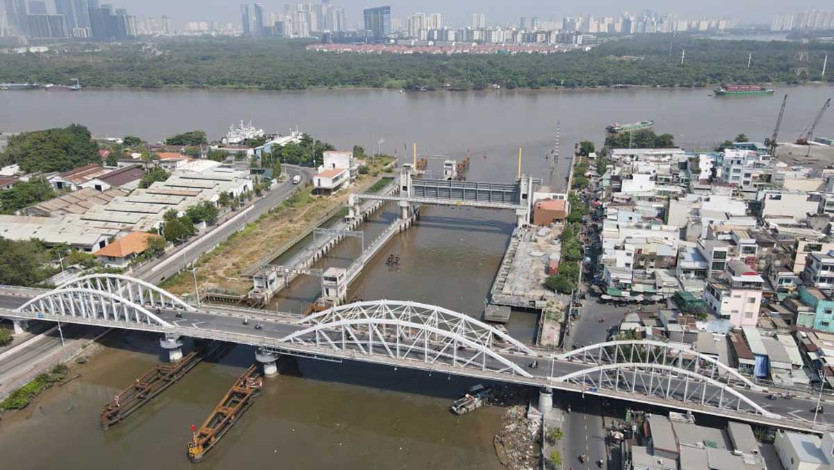 시민들은 호치민시가 노후화된 Tan Thuan 1 다리를 대체할 새 다리를 조속히 건설하기를 기대하고 있습니다. 사진: Anh Tu