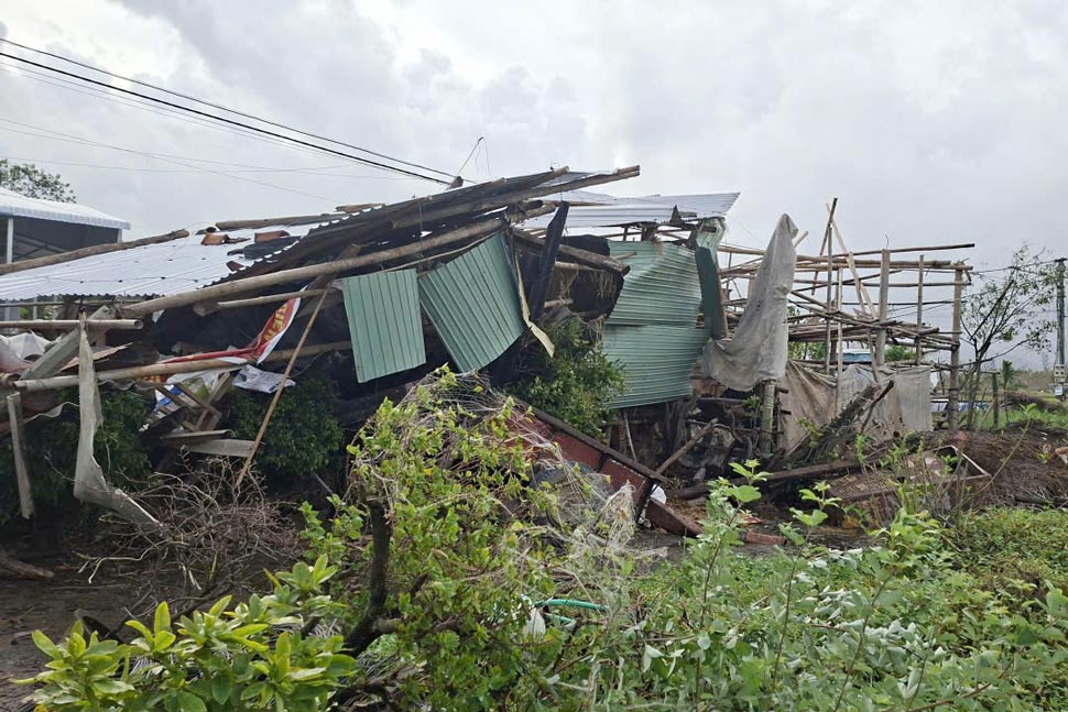 Mai ton nha dan do sap sau khi loc xoay quet qua. Anh: Hoai Phuong