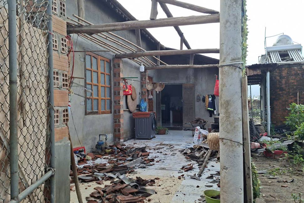 The tornado suddenly blew off the roofs and damaged 11 houses in Gia Lai. Photo: Hoai Phuong