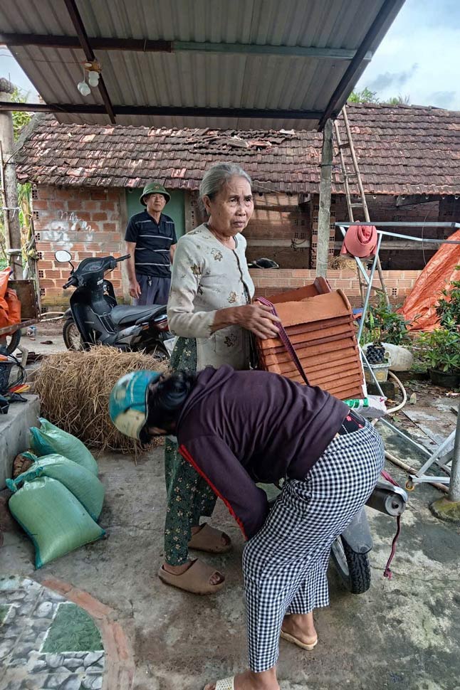 Nguoi dan o to dan pho An Hoa mua ngoi ve lop lai mai nha