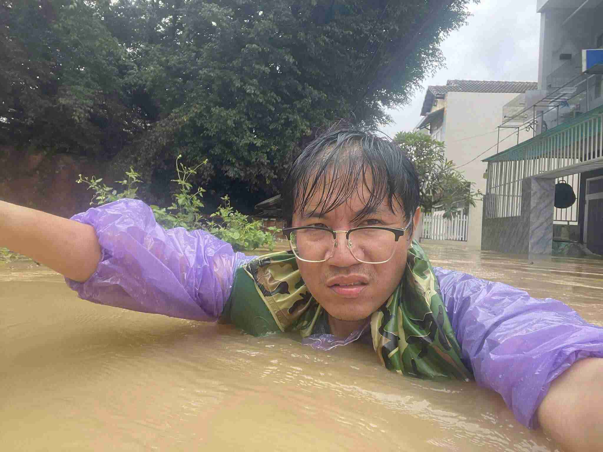 Hinh anh nguoi dan tai khu vuc Vinh Thanh thuoc phuong Tay Nha Trang ngap sau trong nuoc. Anh: Ky Nam